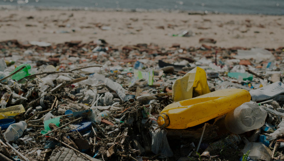 Plastic op het strand