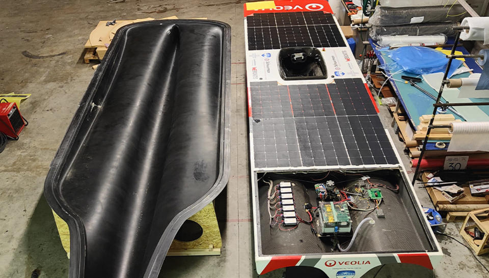 De opbouw van de boot met zonnepanelen