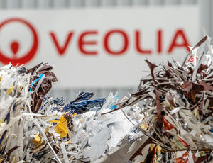 Plastic voor een Veolia gebouw met logo