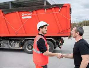 Mannen schudden hand voor een truck
