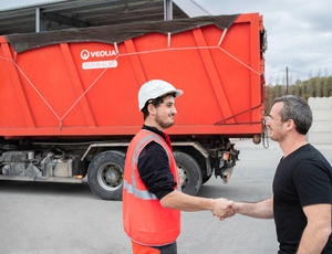 Mannen schudden hand voor een truck