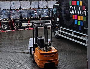 Laden van kleding in de vrachtauto GAIA - Veolia Nederland