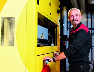 Monteur werkt aan een gebouwgebonden installatie