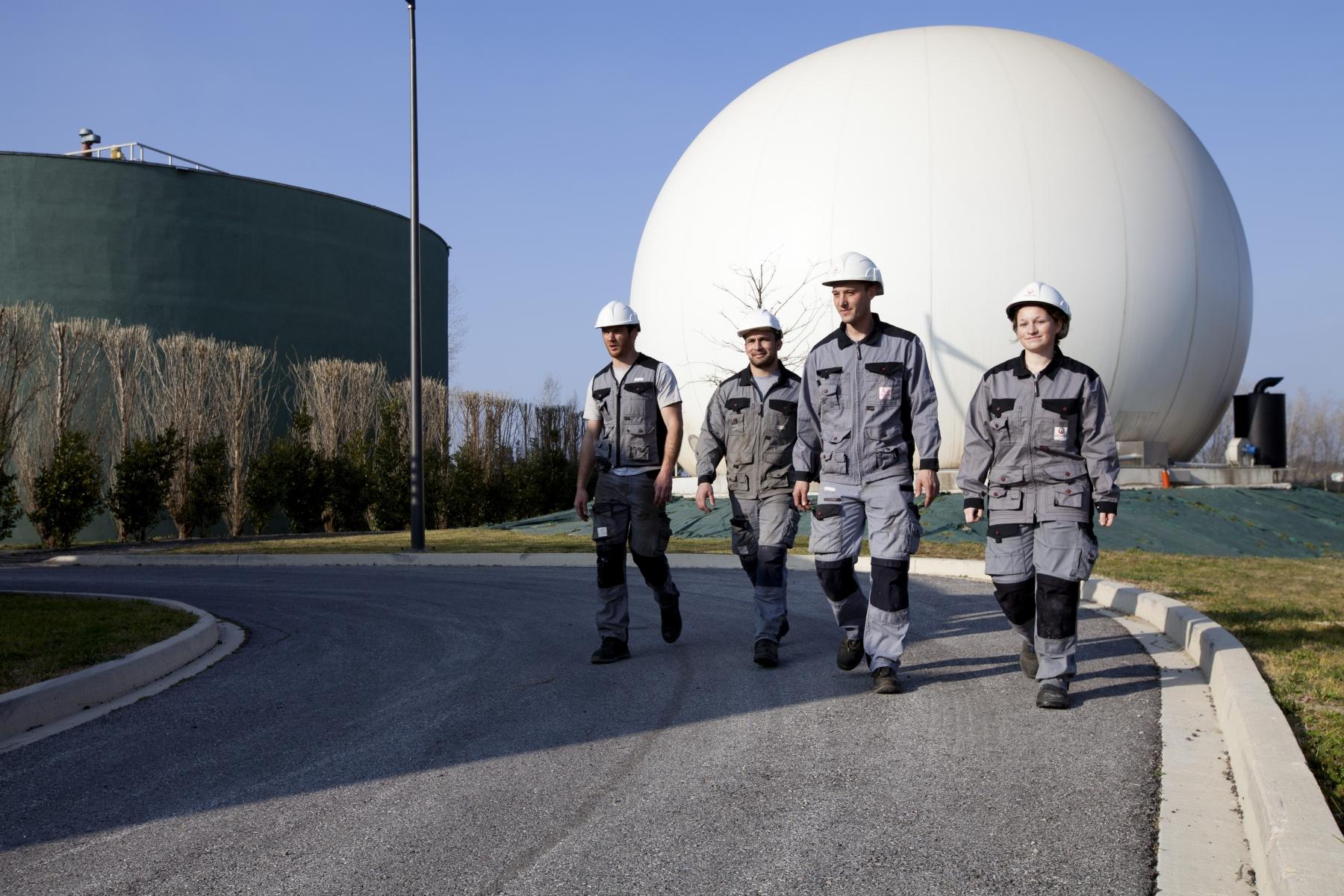 Bedrijfscultuur en waarden employees walking forward together