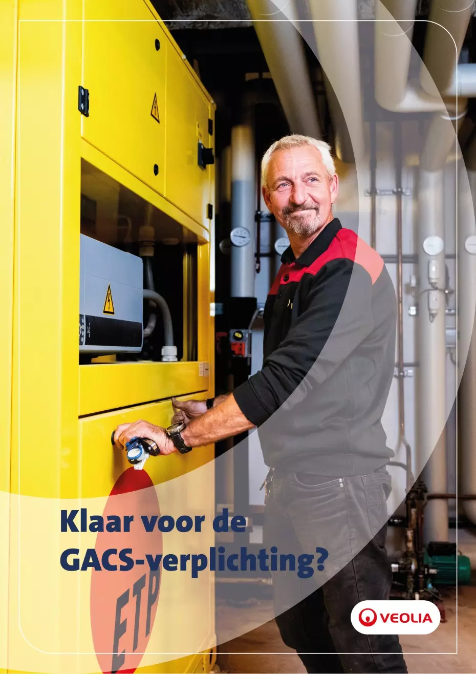 monteur aan het werk op de cover van de brochure over de gacs verplichting