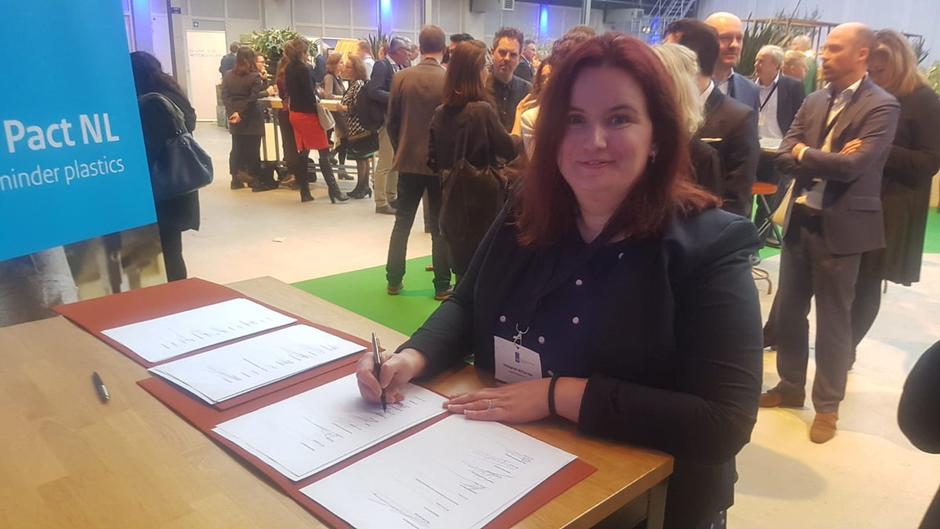 Hildagarde McCarville tekent Plastic Pact NL