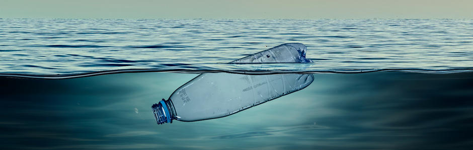 Drijvende fles in de zee