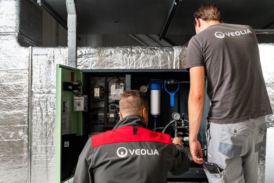 Veolia - mannen aan het werk in technische ruimte