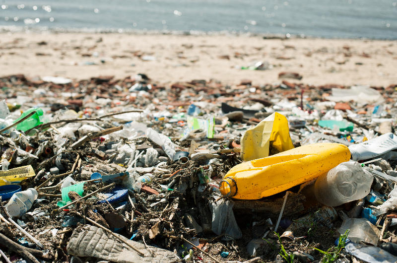 Plastic afval op het strand