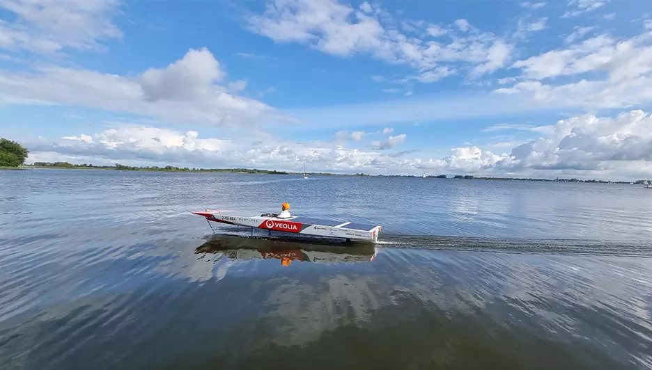 Varende sunflare solarboat gesponsord door Veolia