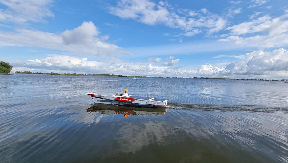 Varende sunflare solarboat gesponsord door Veolia