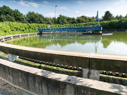 Nabezinkbassin van de waterzuivering van Veolia Nederland
