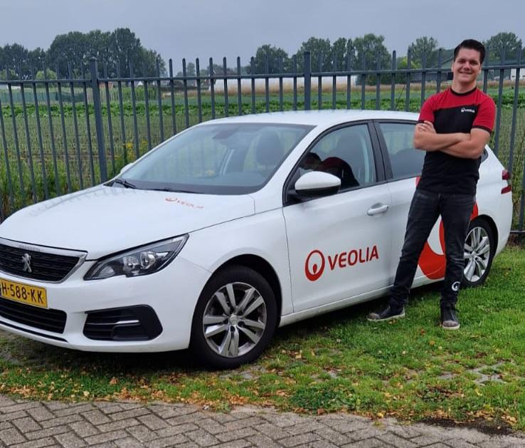 Servicetechnicus Veolia Nederland bij auto