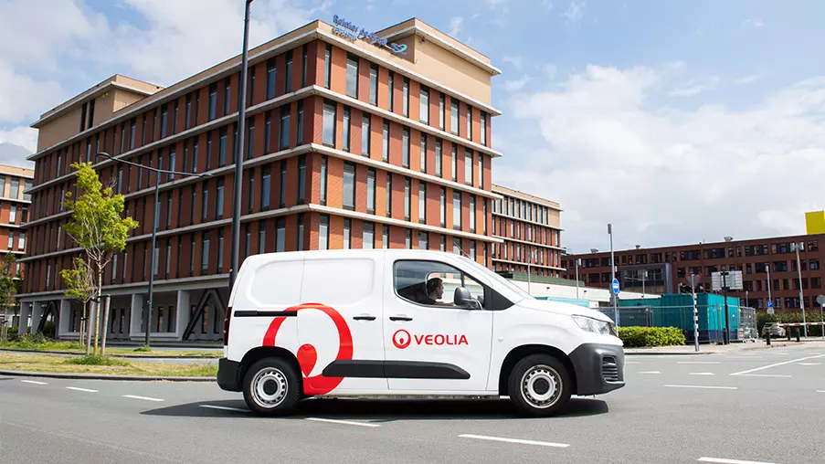 auto Veolia Nederland onderweg naar locatie