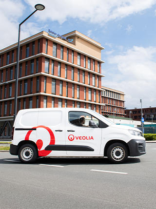 Veolia gebouwenbeheer, monteur onderweg met Veolia auto