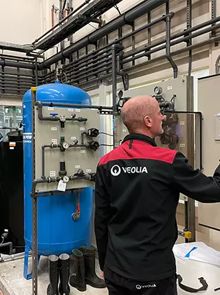 controle van water waardes door de operator waterzuivering