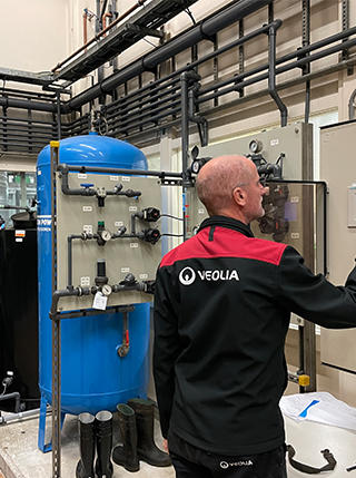 controle van water waardes door de operator waterzuivering