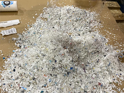 flakes gerecyclede plastics uit de shredder