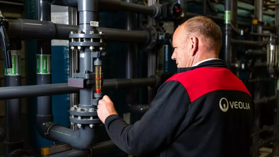 Technisch operator aan het werk bij Veolia