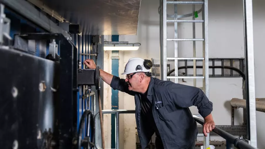 Werken aan techniek bij Veolia Industriediensten
