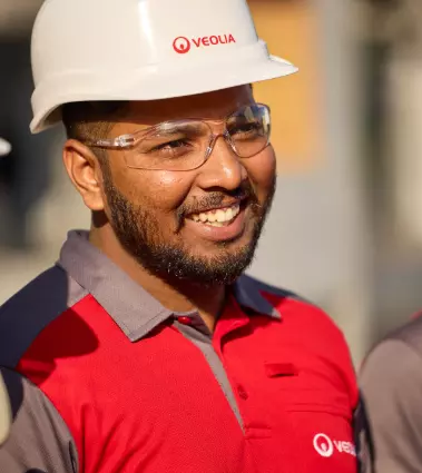 Veolia collega met helm en werkkleding op locatie