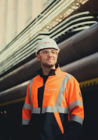 Veolia medewerker in een industriële werkomgeving