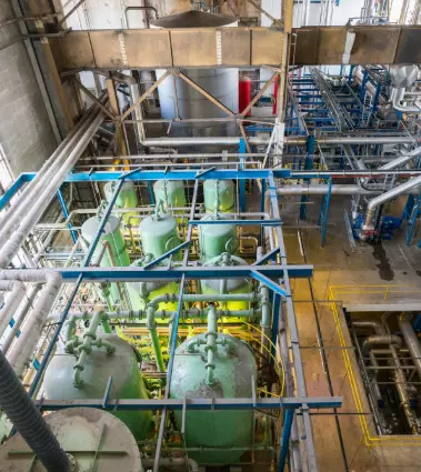ketels op een industriepark beheerd door Veolia Industriediensten