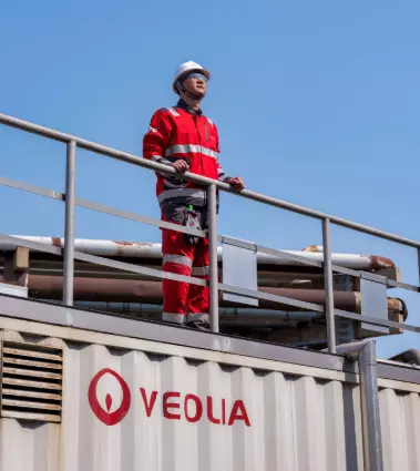 collega aan het werk op de waterzuivering