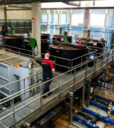 aan het werk bij de waterzuivering